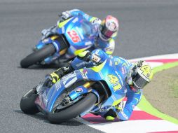 MOTO GP. Los españoles Aleix Espargaró (abajo) y Maverick Viñales, ambos pilotos del equipo Suzuki, en el Circuito de Barcelona. AFP / J. Lago