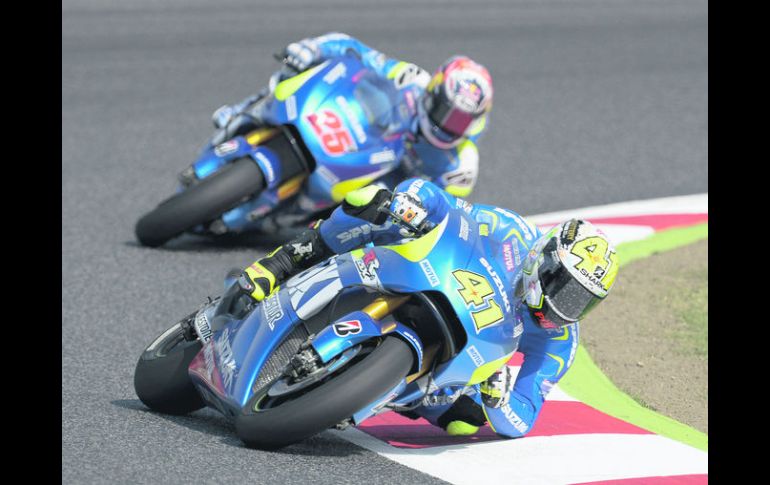 MOTO GP. Los españoles Aleix Espargaró (abajo) y Maverick Viñales, ambos pilotos del equipo Suzuki, en el Circuito de Barcelona. AFP / J. Lago