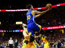 El MVP de la NBA, Stephen Curry (Izq), ofreció ayer una rueda de prensa en las instalaciones de Golden State. AFP /