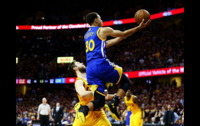 El MVP de la NBA, Stephen Curry (Izq), ofreció ayer una rueda de prensa en las instalaciones de Golden State. AFP /