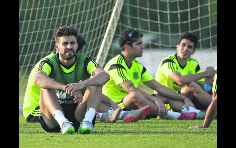 Piqué (izq.) fue duramente pitado y abucheado en León por los propios aficionados españoles, durante el amistoso frente Costa Rica. EFE / S. Barrenechea