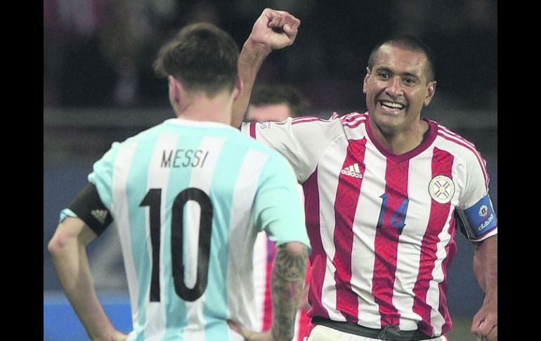 El capitán paraguayo, Paulo Da Silva (14), celebra el gol del empate sobre el cierre del partido. AFP / J. Mabromata