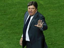 Miguel Herrera podría cambiar a línea de cuatro para un mejor desempeño. EFE / ARCHIVO