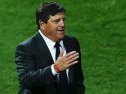 El técnico Miguel Herrera deberá suplir la baja por lesión del defensa y capitán del Tri, Rafael Márquez. EFE / ARCHIVO