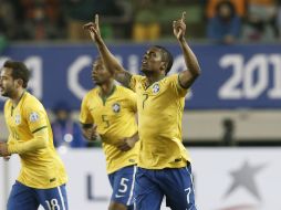 Douglas Costa festeja el gol que marcó la victoria de Brasil. AP / S. Izquierdo