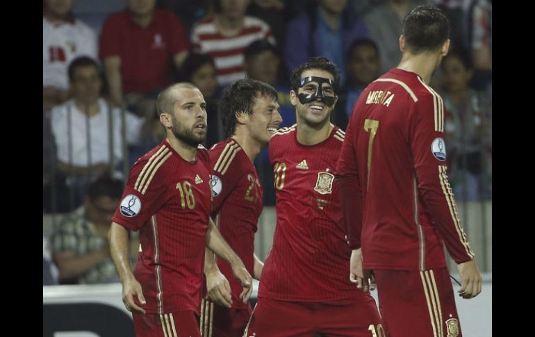 Los españoles celebran el único gol ante Bielorrusia, obra del centrocampista David Silva (centro) en el Estadio Borisov Arena. EFE / S. Barrenechea