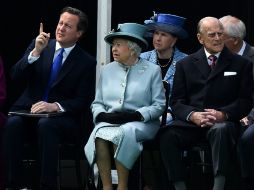 La reina Isabel II, junto a su esposo el Duque de Edimburgo (d) y el primer ministro, David Cameron (i). AFP / B. Stansall