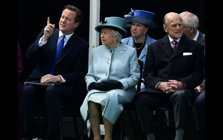 La reina Isabel II, junto a su esposo el Duque de Edimburgo (d) y el primer ministro, David Cameron (i). AFP / B. Stansall