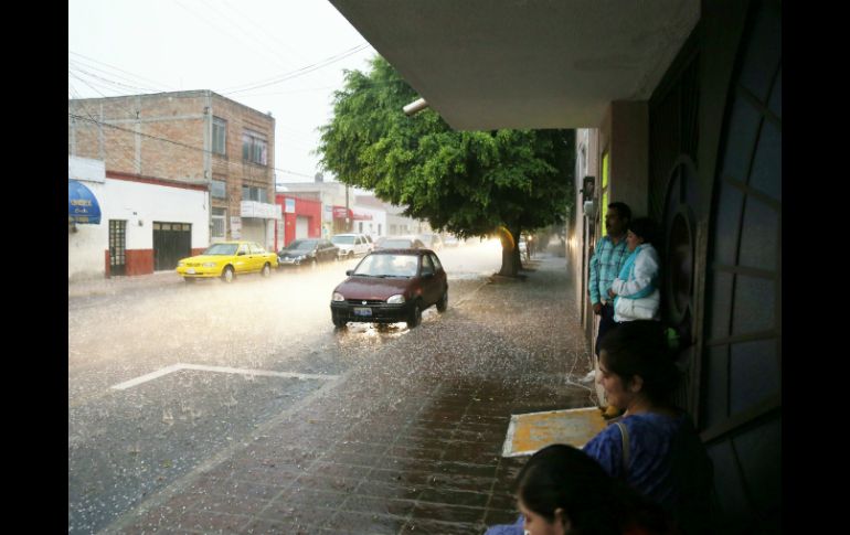 La lluvia de este lunes causó algunos daños en vialidades de Guadalajara y Zapopan. EL INFORMADOR / P. Franco