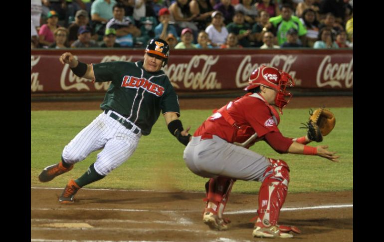 Ayer, Leones y Diablos se enfrentaron en duelo de líderes, terminando el marcador a favor de los sureños 3-2. NTX / H. Borges