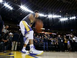 Stephen Curry, de los Warriors de Golden State y Jugador Más Valioso de la Liga, señaló que espera levantar el trofeo hoy. AFP / Ezra Shaw