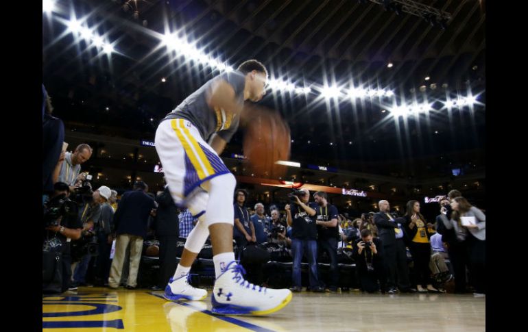 Stephen Curry, de los Warriors de Golden State y Jugador Más Valioso de la Liga, señaló que espera levantar el trofeo hoy. AFP / Ezra Shaw