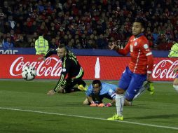 El argentino naturalizado mexicano, Vicente Matías Vuoso (izq.), anotó así el tercer gol del Tri, para sentenciar la igualada. AP / R. Mazalan