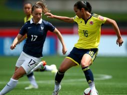 La colombiana Lady Andrade disputa un balón contra la francesa Gaetane Thiney en el encuentro que resultó en 2-0 en favor a Colombia. ESPECIAL / fifa.com