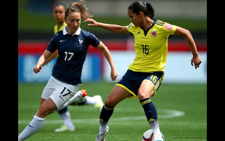 La colombiana Lady Andrade disputa un balón contra la francesa Gaetane Thiney en el encuentro que resultó en 2-0 en favor a Colombia. ESPECIAL / fifa.com