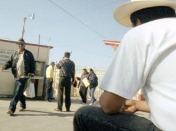 Trabajadores quedan varados justo al inicio de la temporada de cosecha. NTX / ARCHIVO