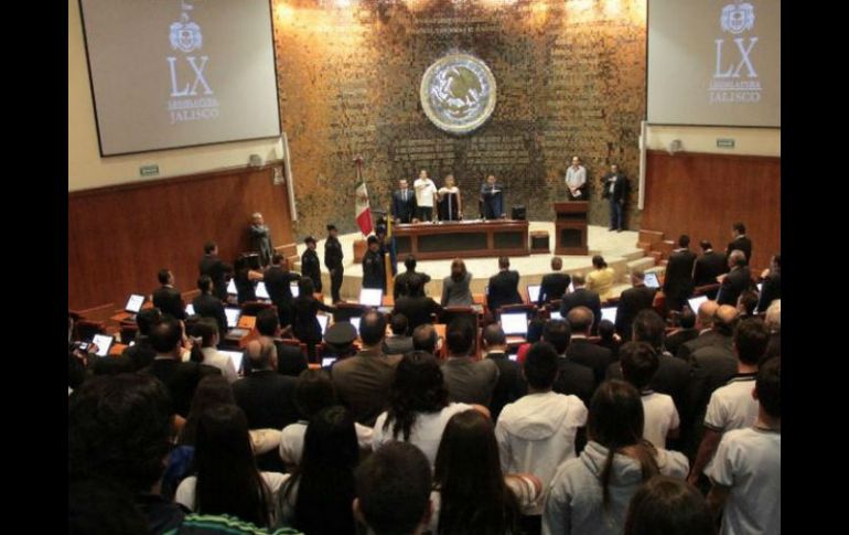 En el recinto legislativo estuvieron presentes en el acto solemne Roberto López Lara y Luis Carlos Vega Pámanes, entre otros. TWITTER / @LegislativoJal