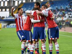 Los paraguayos celebran el gol que les dio la victoria. AFP / Y. Cortez