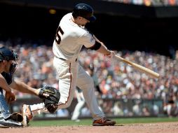 Matt Duffy tuvo una destacada actuación al conectar jonrón y producir tres carreras, contribuyendo al triunfo de los Gigantes. AFP / T. Henderson