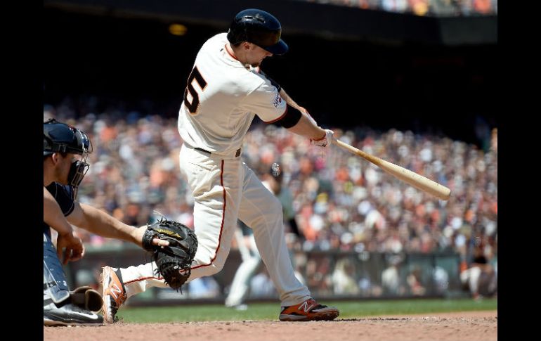 Matt Duffy tuvo una destacada actuación al conectar jonrón y producir tres carreras, contribuyendo al triunfo de los Gigantes. AFP / T. Henderson