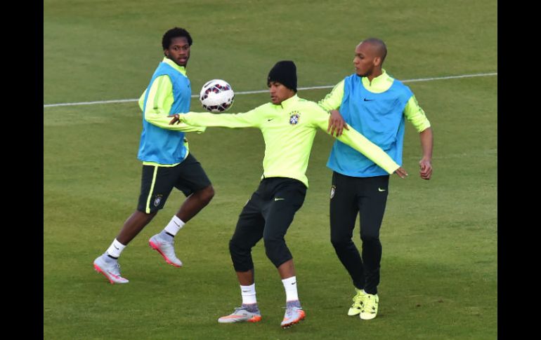 Neymar durante un entrenamiento en el Estadio Monumental de Santiago de Chile, en la víspera del partido contra Colombia. AFP / N. Almeida