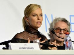 Theron durante el estreno de la cinta 'Mad Max' en el festival de cine de Cannes, en compañía del director George Miller. NTX / ARCHIVO