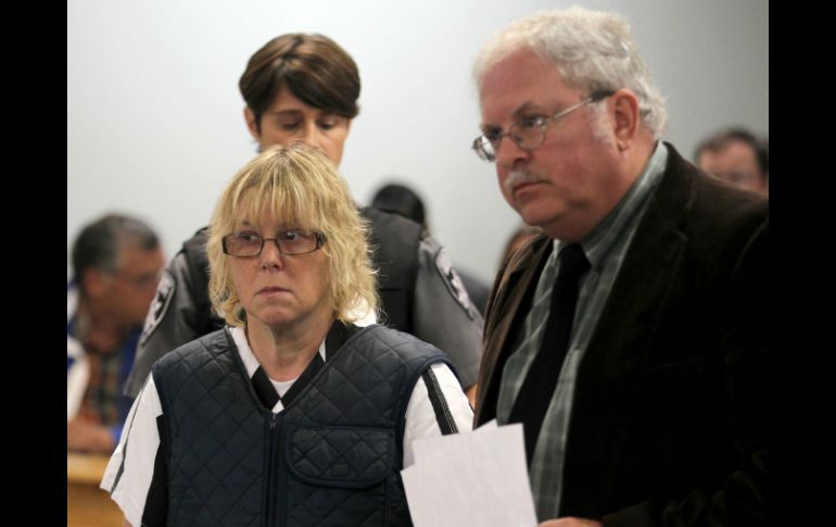 La instructora Joyce Mitchell acompañada por el abogado Steven Johnston durante una audiencia en la Corte de la ciudad de Plattsburgh. AP / G. Miller