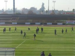 La selección mexicana entrenando en el estadio municipal La Pintana. TWITTER / @miseleccionmx