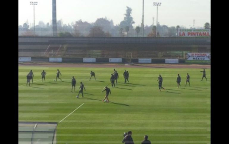 La selección mexicana entrenando en el estadio municipal La Pintana. TWITTER / @miseleccionmx