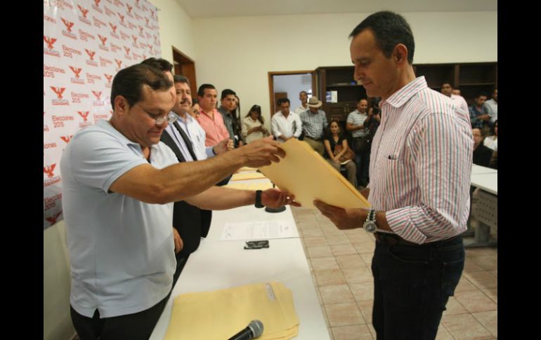 El regidor de Tala, Enrique Buenrostro recibe su constancia en la Casa de Movimiento Ciudadano. ESPECIAL / Movimiento Ciudadano Jalisco