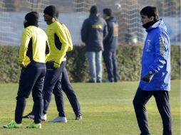 El DT  Gustavo Quinteros (der.) observa a sus jugadores en el entrenamiento en una de las canchas cercanas al Estado Monumental. EFE / F. Bizerra