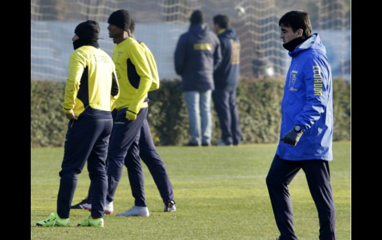 El DT  Gustavo Quinteros (der.) observa a sus jugadores en el entrenamiento en una de las canchas cercanas al Estado Monumental. EFE / F. Bizerra