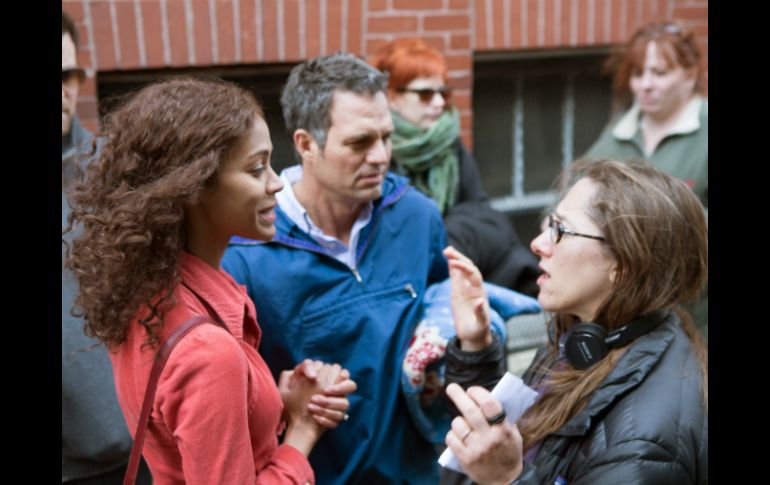 Zoe Saldana (izq.), Mark Ruffalo y la directora y guionista, Maya Forbes, en el set de grabación. AP / S. Pavao