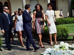 Michelle Obama acompañada de Matteo Renzi, primer ministro de Italia, y su esposa durante la visita al convento. AFP / G. Cacace