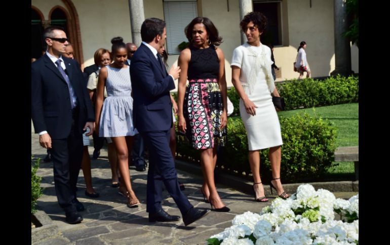 Michelle Obama acompañada de Matteo Renzi, primer ministro de Italia, y su esposa durante la visita al convento. AFP / G. Cacace