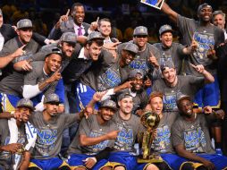 Jugadores de Golden State celebran tras conseguir el trofeo Larry O’Brien el martes por la noche. EFE / L. Smith