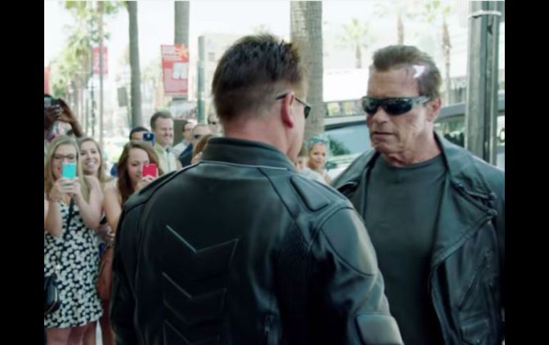 Arnold se tomó con un Terminator en las calles de Hollywood y ambos protagonizaron un curioso encuentro. YOUTUBE / Arnold Schwarzenegger