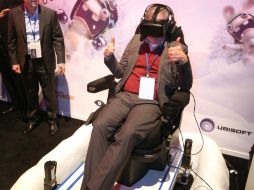 Steven Spielberg jugando 'Rabbids VR Ride' en la feria E3. AP / C. Rodgers