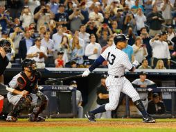 Á-Rod conecta un elevado de out durante la sexta entrada del partido de ayer entre los Yankees de Nueva York y los Marlins de Miami. AFP / J. McLsaac