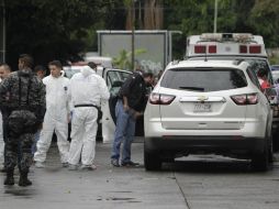 Las autoridades encuentran al conductor de una camioneta Chevrolet blanca, placas 777-ZSP, muerto por impactos de bala. EL INFORMADOR /