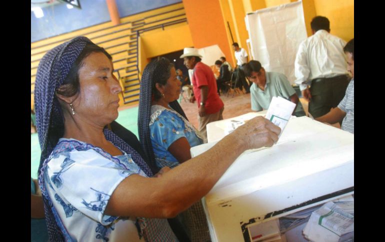 Durante la jornada electoral, los involucrados incluso golpearon a las personas que se encontraban en las casillas para emitir su voto. NTX / ARCHIVO