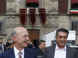 Jaime Rodríguez, acompañado de Fernando Elizondo, a la salida de su reunión con el títular de la SHCP. SUN / L. Godinez