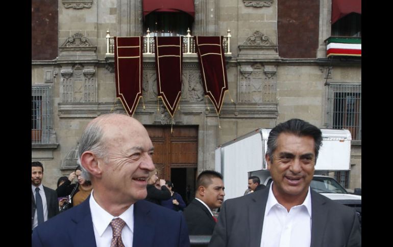 Jaime Rodríguez, acompañado de Fernando Elizondo, a la salida de su reunión con el títular de la SHCP. SUN / L. Godinez