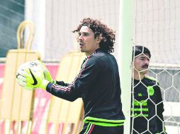 El arquero tapatío Guillermo Ochoa sabe que en Estados Unidos el público mexicano será mayoría. MEXSPORT / O. Martínez