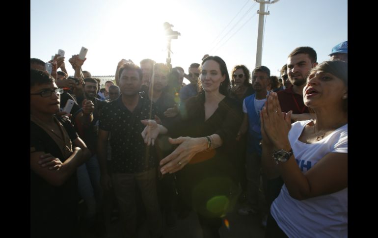 Jolie durante su recorrido por uno de los campamentos. La comunidad de refugiados en Turquía ronda las 1.6 millones de personas. AP /  E. Gurel