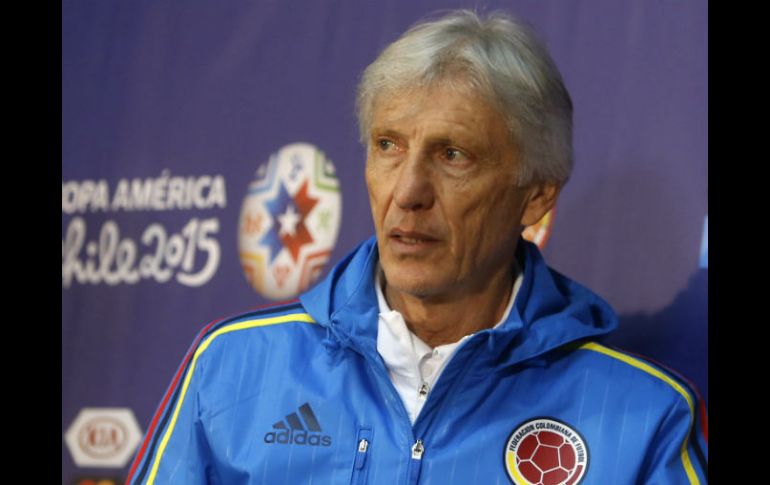 El DT de la Selección de Colombia, Néstor Pékerman, participa en rueda de prensa en el Estadio de Temuco. EFE / B. Hernández