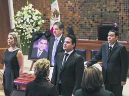 Aristóteles Sandoval encabezó la primera guardia de honor junto al féretro de Javier Galván, ayer en el salón de plenos del Congreso. ESPECIAL /