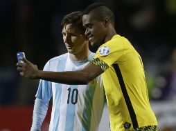 El jugador DeShorn Brown presume su foto con la estrella argentina, Lío Messi. AP / N. Pisarenko