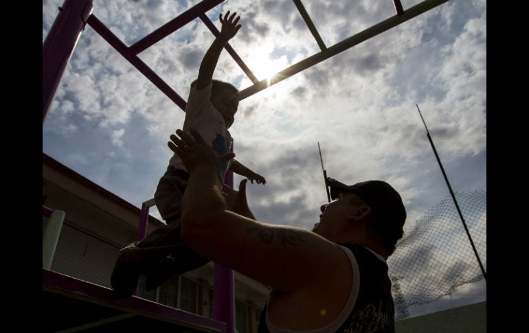 Es común que un solo miembro parental esté al frente de la familia, impidiendo que éste supervise la formación de los hijos. NTX / I. Hernández