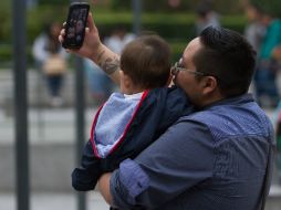 El papá tiene que hacer una pausa a sus actividades laborales para estar un momento con sus hijos. NTX / A. Pérez